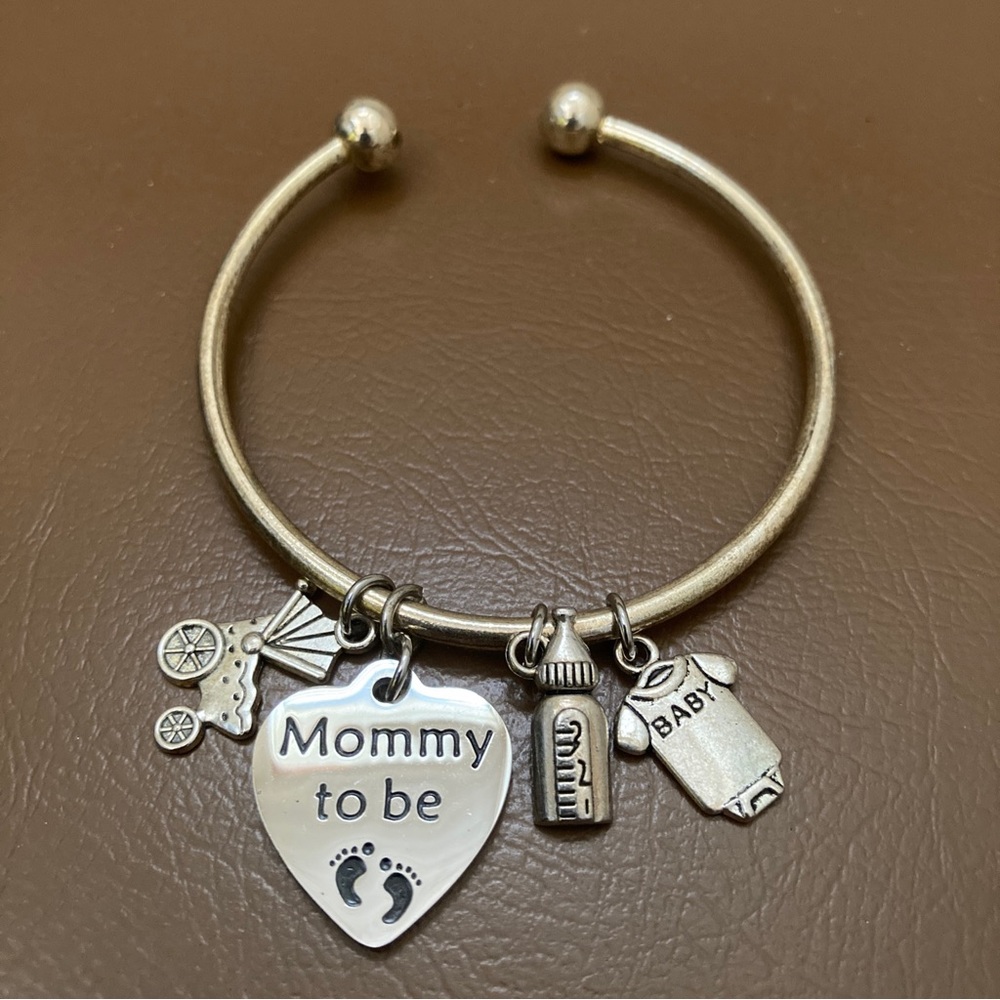 “Mommy To Be” Charm Bracelet, Pregnancy, Gift, Baby Shower-Excellent condition!